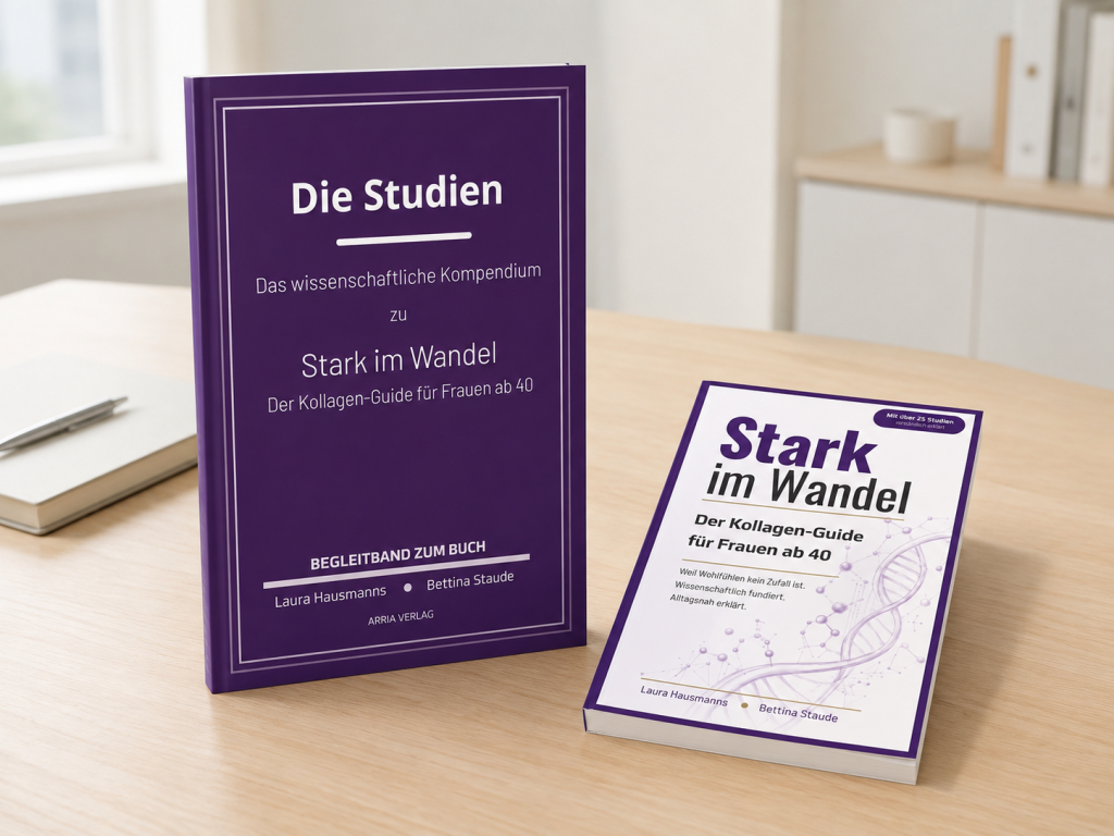 Die Bücher „Stark im Wandel“ und „Die Studien“ als Mock-up auf einem hellen Schreibtisch. Das wissenschaftliche A4-Kompendium steht aufrecht, der kleinere Kollagen-Guide liegt daneben.