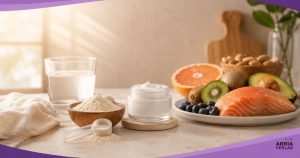 Glas mit Getränk, frische Kiwi und Orangenscheiben auf einer hellen Tischfläche als Vitamin-C-reiche Lebensmittel
